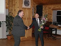 Leder Geir Wennevold får blomster av ordfører John-Erik Vika
